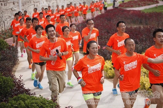 2015年6月13日，兰州国际马拉松赛，奥运冠军孙英杰带领跑友们热身_副本