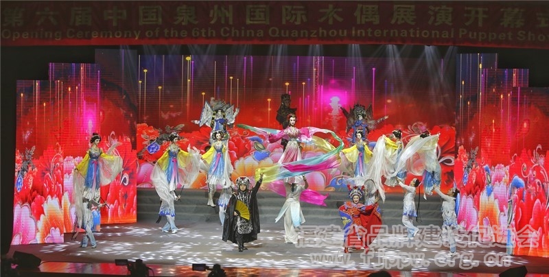 7、四川大木偶剧院表演《国色天香》将木偶变脸、吐火、长绸舞以及穿衣解带等高难技巧融于一炉（林劲峰 摄）_副本