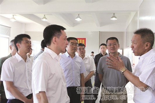 2-中共南平市委副书记、南平市人民政府市长刘洪建（左二）到浦城调研生物产业发展情况_副本
