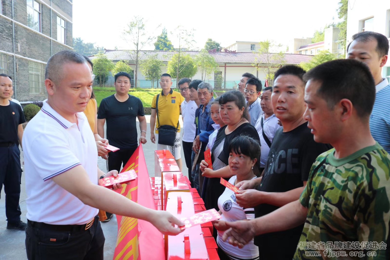 3.许聪海委员参加政协委员下乡慰问活动