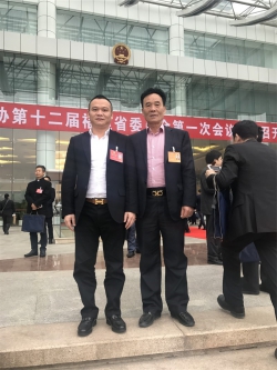 父子两代心系教育 广听民意解民需