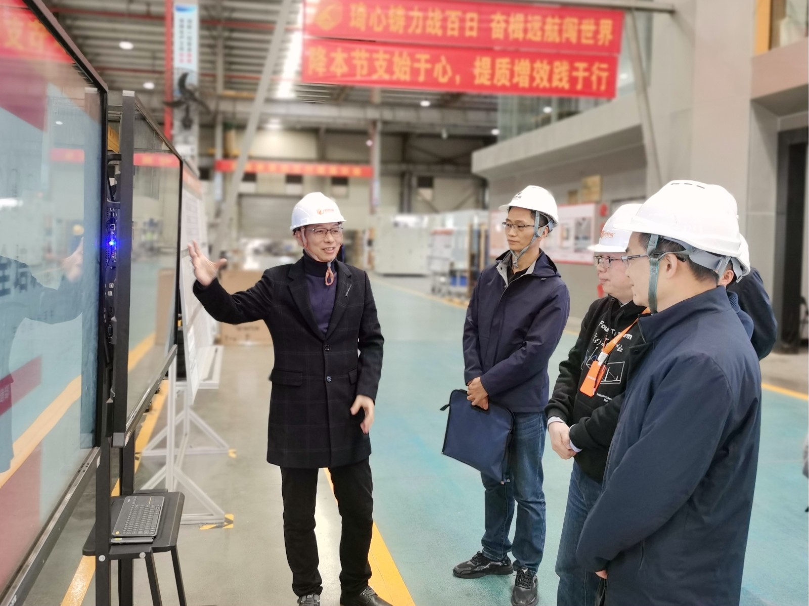 党委书记、院长潘行星（左一）亲自率队前往宁德思客琦企业进行实地走访调研