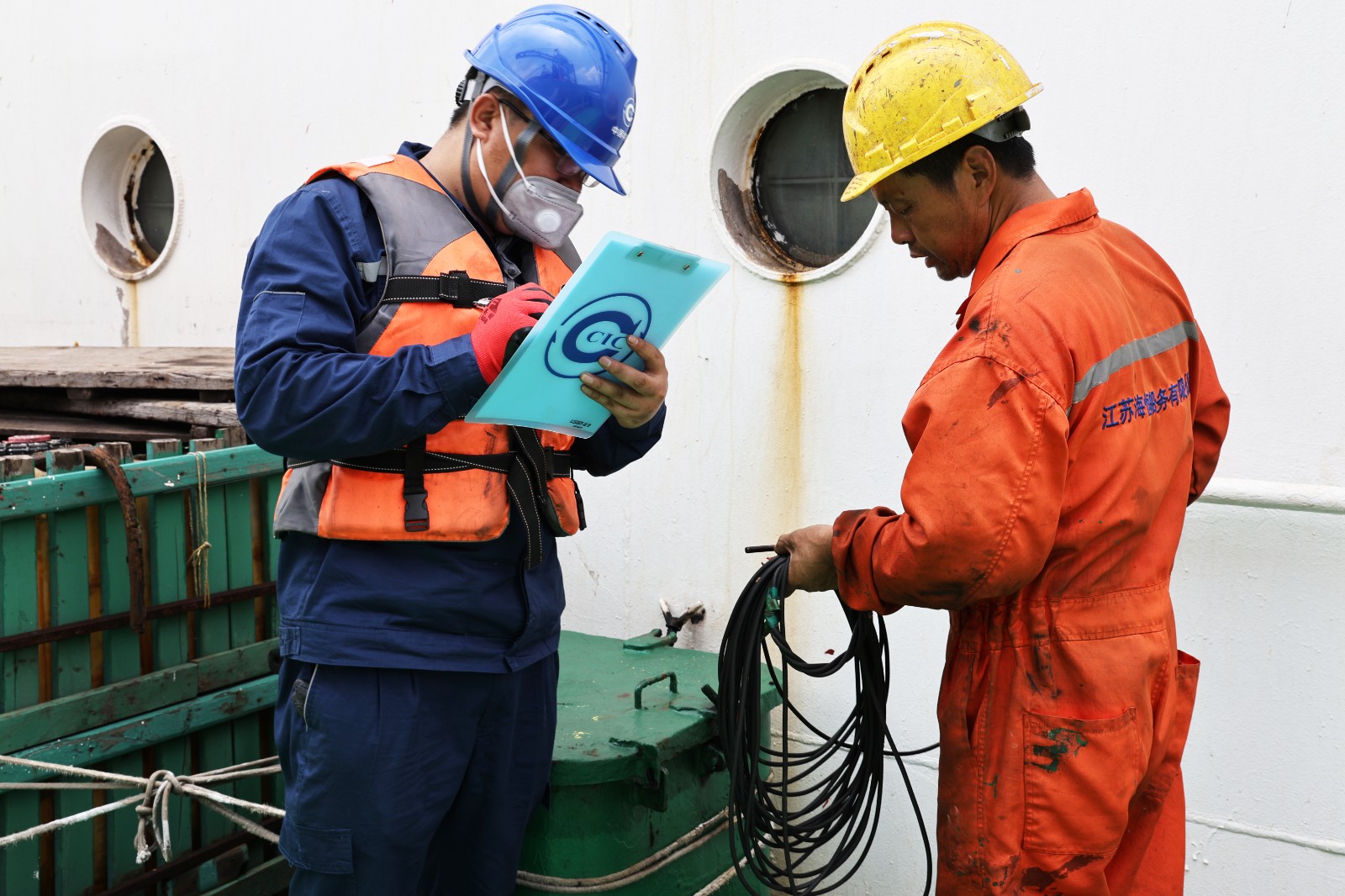 检验员船上作业
