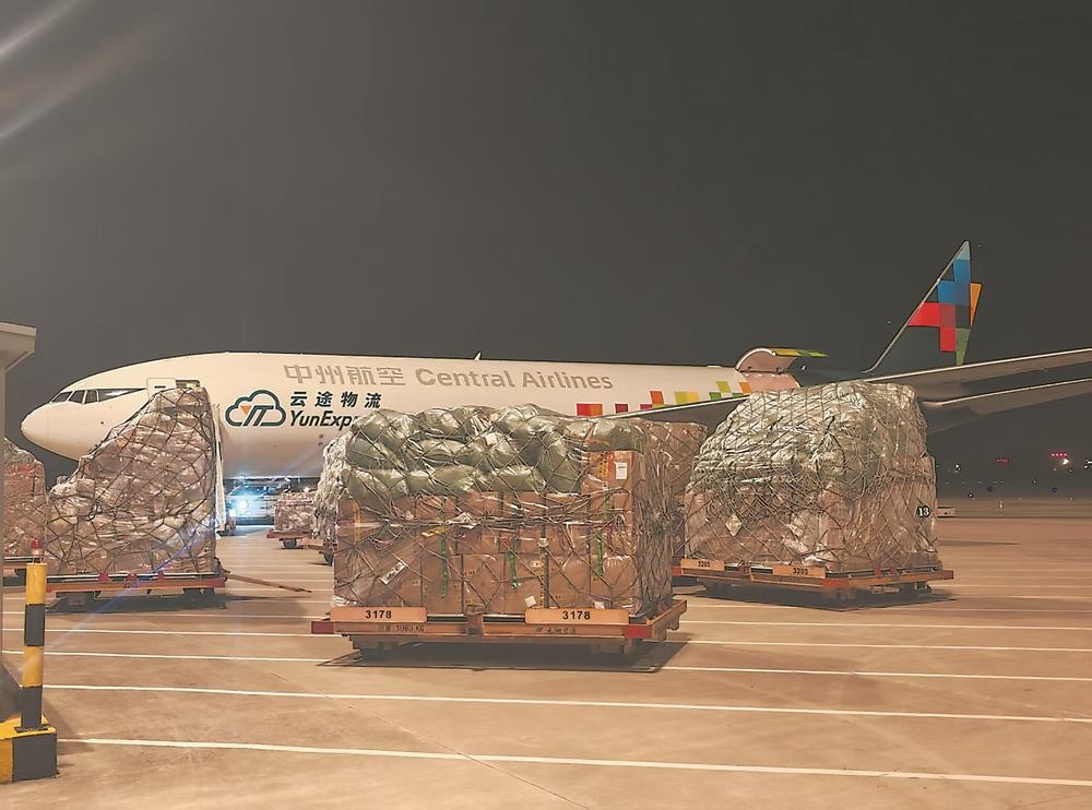 “福州—巴黎”洲际货运航线执飞“满月”之际,货机正在装载货物。