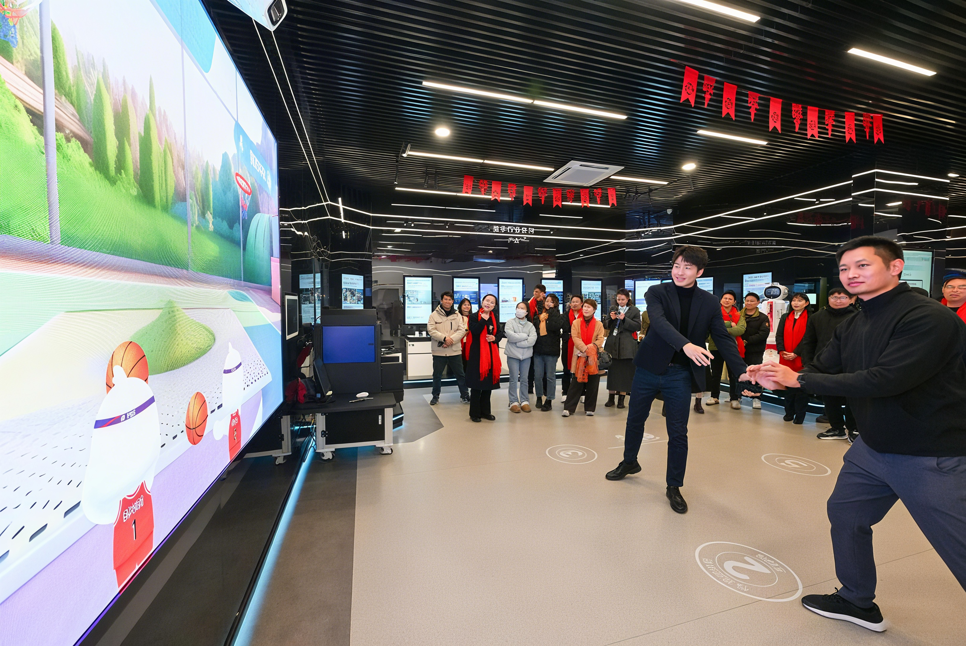 福州软件园“数字中国·实践起点”展厅,参观者体验园区内企业的AI互动游戏。(池远 摄)