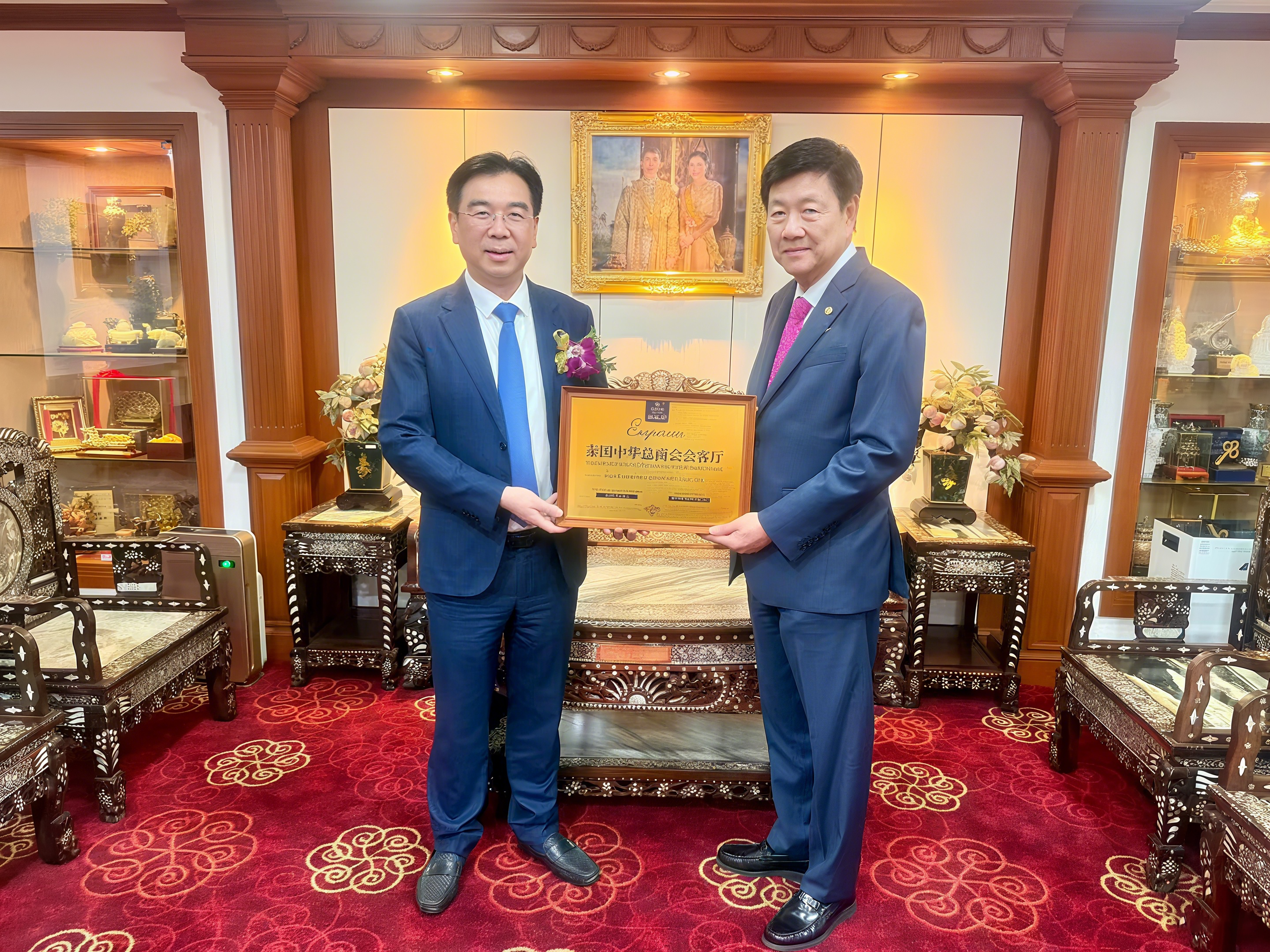 泰国中华总商会主席林楚钦与华祥苑董事长肖文华共同为泰国中华总商会会客厅揭牌
