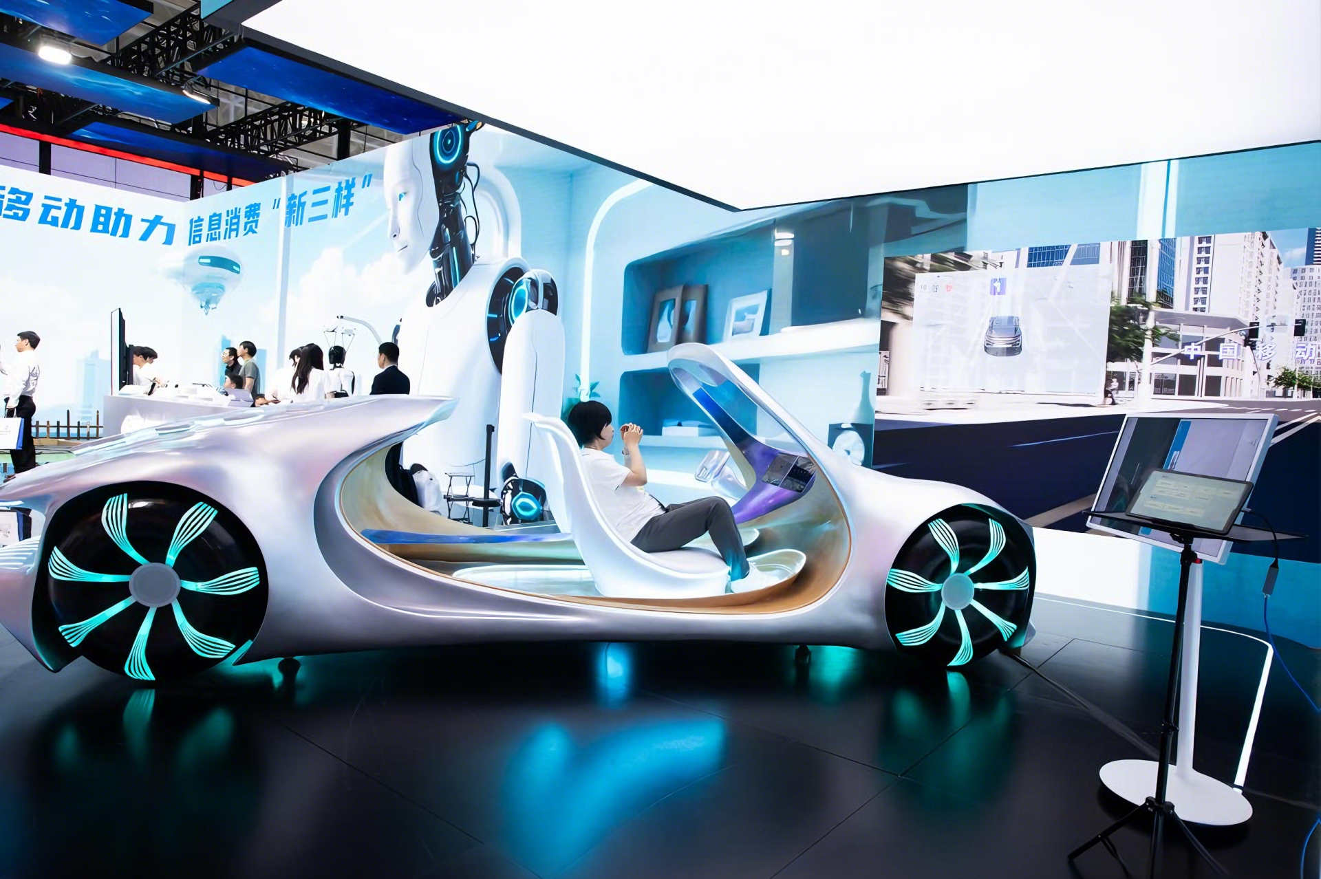 第八届数字中国建设峰会体验区展出的智能网联汽车，它是集成了多种数字化功能的“移动智能空间”。（郑育红 摄）