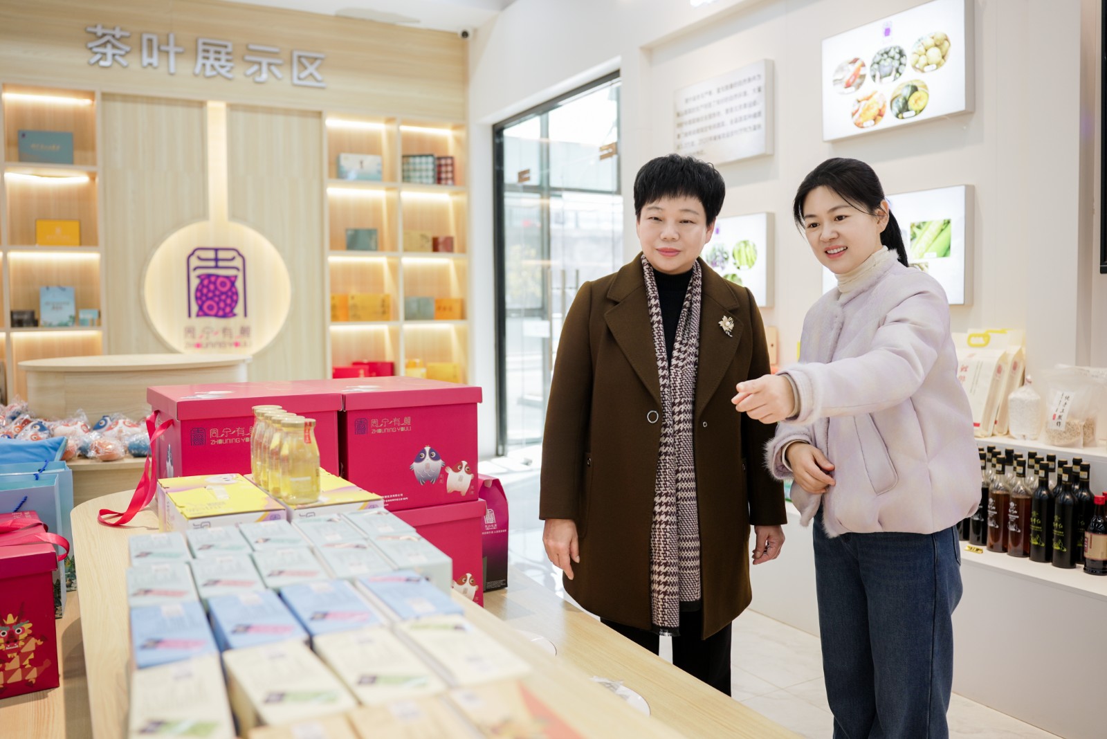 中共周宁县委副书记、县长陈文卿（左）调研周宁有鲤区域公共品牌建设情况