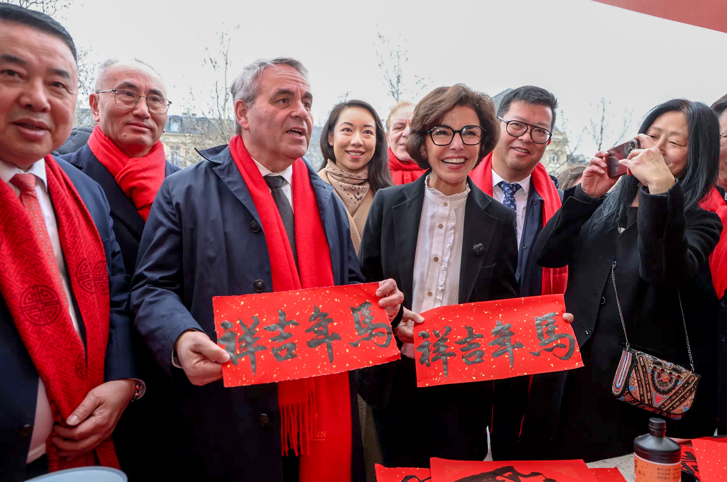 武夷山水法国营销推广中心亮相2026巴黎春节庙会（前排左二为法国上法兰西大区议会主席贝特朗 ；前排左三为法国文化部长达蒂）