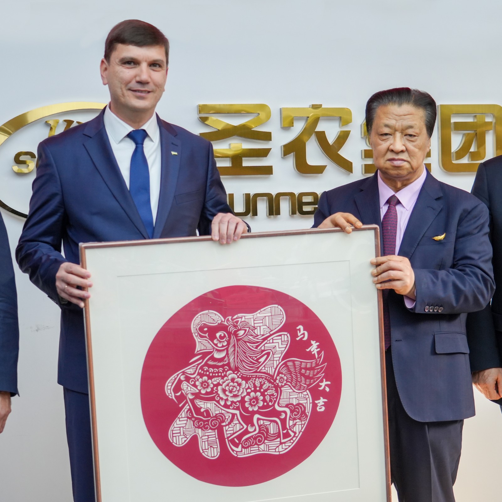 2026年3月11日，圣泽生物与乌兹别克斯坦农业集群有限责任公司举行祖代种鸡引种战略合作签约仪式。